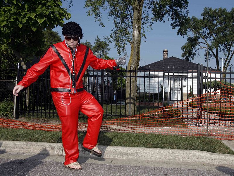 Joe Gasmann baila frente a la casa de infancia de Michael Jackson en Gary