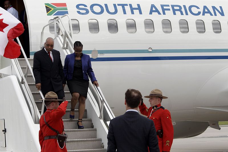 El presidente sudafricano Jacob Zuma y su hija Phumzile llegan al aeropuerto canadiense