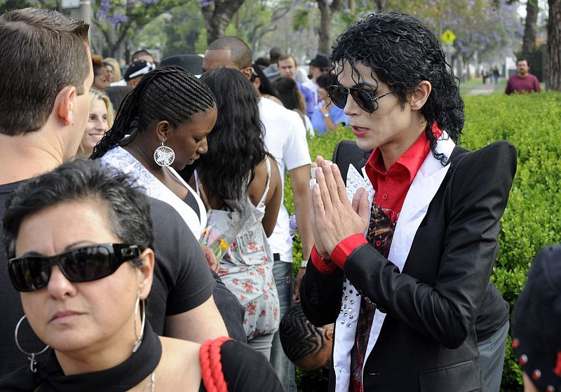 Un imitador de Michael Jackson aguarda en las puertas del Forest Lawn Memorial Parks para visitar la tumba del artista