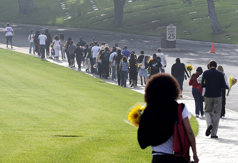 Un grupo de 'fans' peregrina hacia la tumba de Michael Jackson en el Forest Lawn Memorial Parks de California