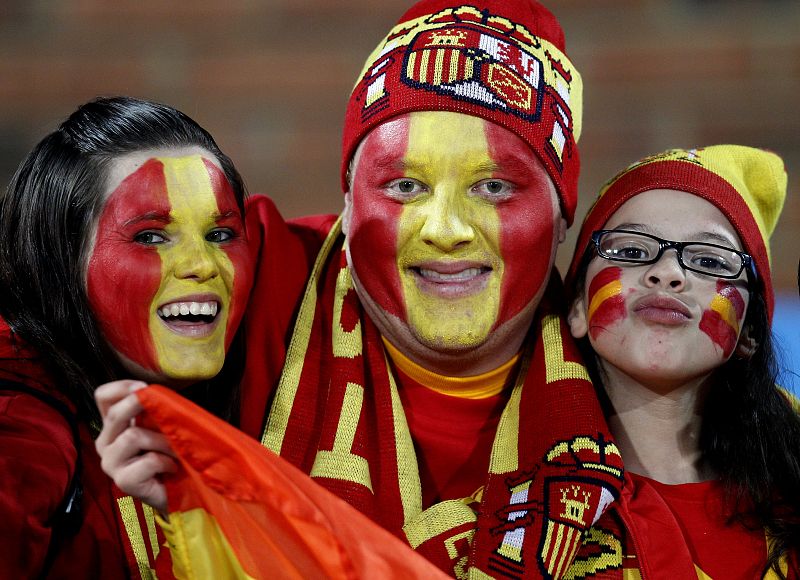 Aficionados españoles muestran su apoyo a la selección antes del inicio del partido ante Chile, hoy en el Loftus Versfeld de Pretoria, en la tercera y última jornada del grupo H de la primera fase del Mundial de Sudáfrica 2010.