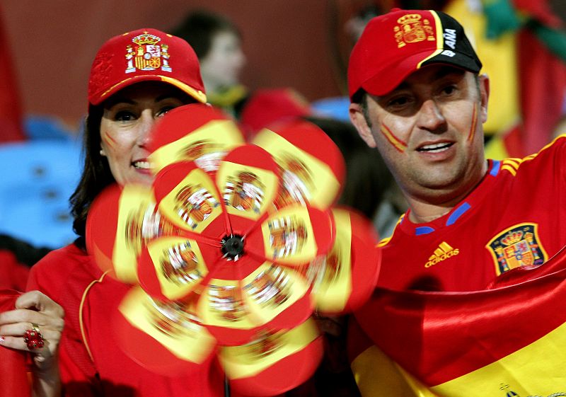 Aficionados españoles muestran su apoyo a la selección antes del inicio del partido ante Chile