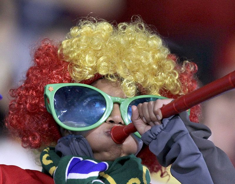 Un aficionado usa una vuvuzela antes del partido que enfrenta a Chile y España en el último partido de la fase previa del Mundial 2010.feld stadium in Pretoria