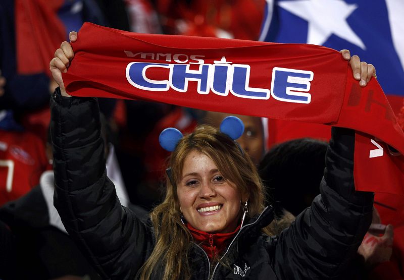 Un aficionado chileno mostrando una bufanda con los colores de Chile antes del partido entre Chile y España que se jugará en el estadio Loftus Versfeld en Pretoria.