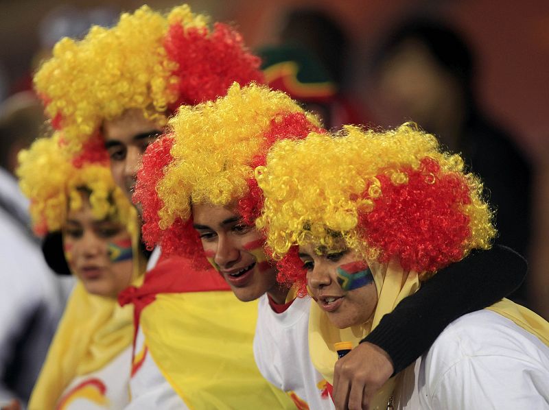 Aficionados españoles con pelucas con los colores de la bandera española esperando al comienzo del partido entre Chile y España