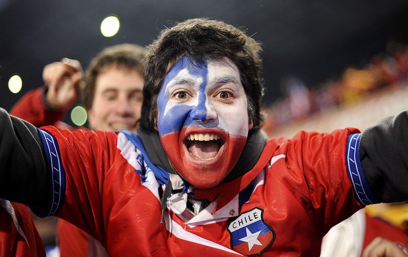 Un aficionado chileno muestra su ansiedad para que el partido Chile-España comience.