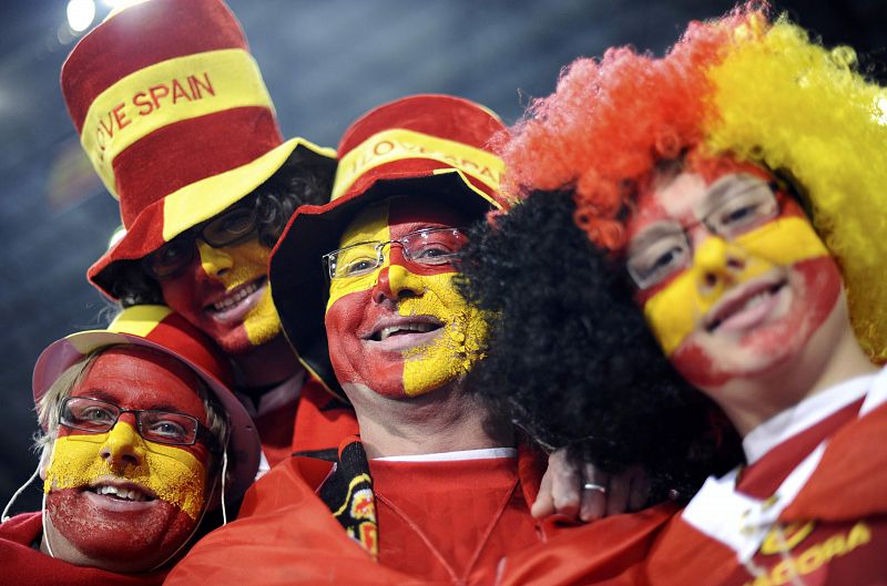 Cuatro aficionados españoles esperando el comienzo del partido Chile-España