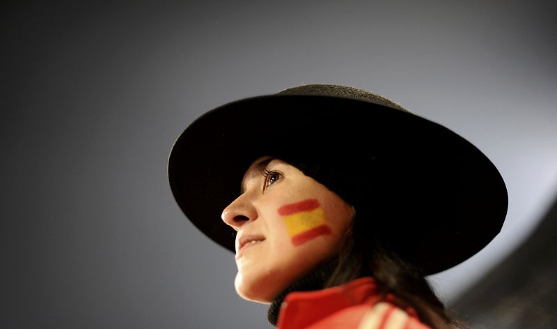 Una aficionada española sonríe mientras espera el partido entre Chile y España que se disputará en el estadio Loftus Versfeld en Pretoria.