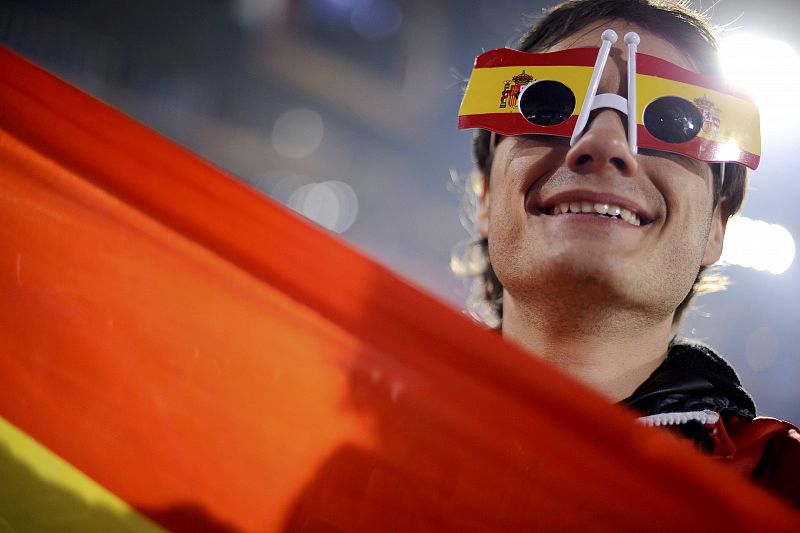 Un aficionado español mostrando la bandera española y con unas gafas decoradas también con la bandera española.