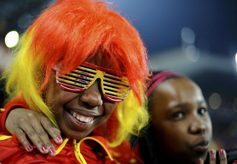 Un aficionado con unas gafas decoradas con los colores de la bandera española antes del partido.