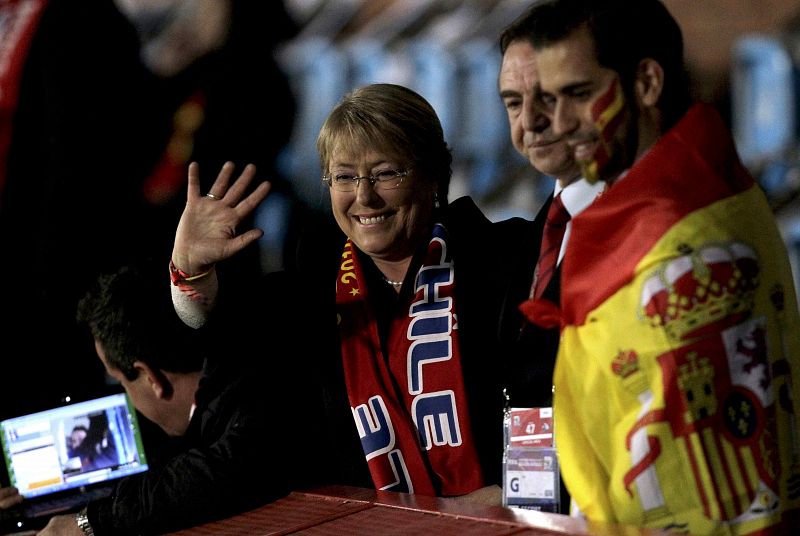 La presidenta de Chile Michelle Bachelet se hace unas fotos junto a aficionados españoles.