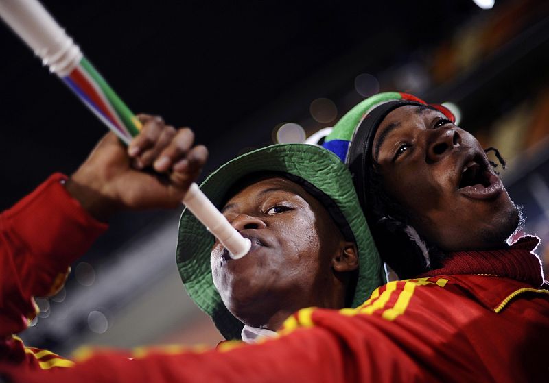 Aficionados sopla una vuvuzela antes del partido entre Chile y España