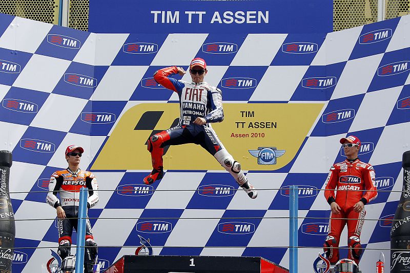 El típico salto de Jorge Lorenzo en el podio.