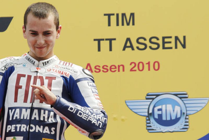 El piloto mallorquín sobre el podio, donde ha estado acompañado por Pedrosa y Stoner.