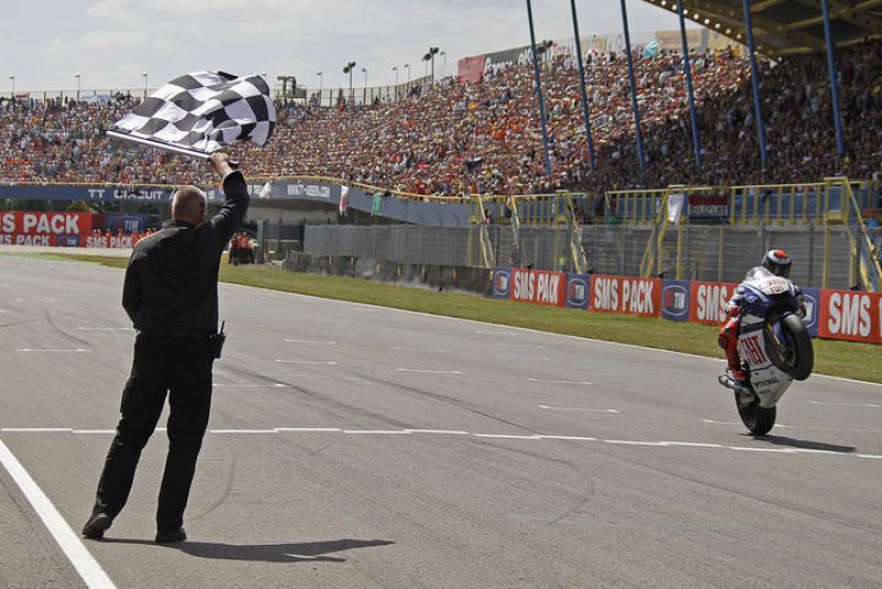 Momento en el que Jorge Lorenzo ha cruzado la línea de meta en solitario.