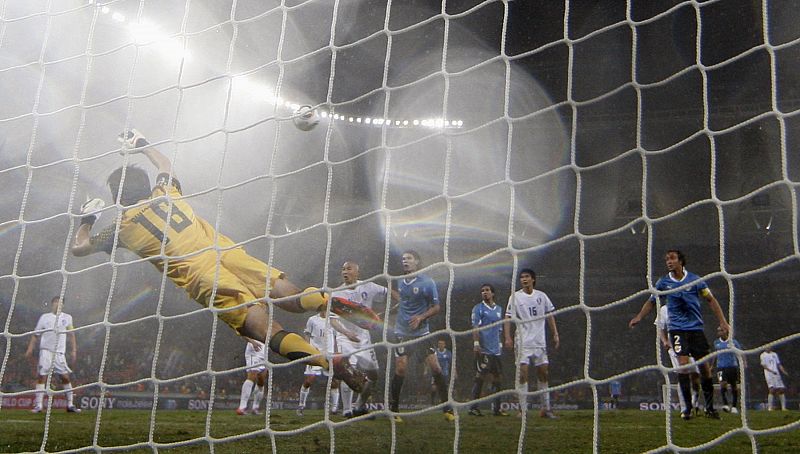 El portero surcoreano Jung Sung-ryong no puede hacer nada para detener el segundo golazo de Luis Suárez.