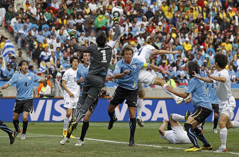 El portero uruguayo Fernando Muslera despeja una de las numerosas ocasiones que ha generado el conjunto asiático. En esta ocasión el lanzamientoto es de Lee Jung-soo.