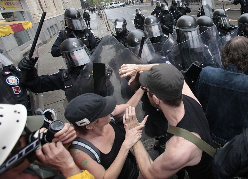 Los agentes cargan contra un grupo de manifestantes poco antes de que comience la cumbre del G-20