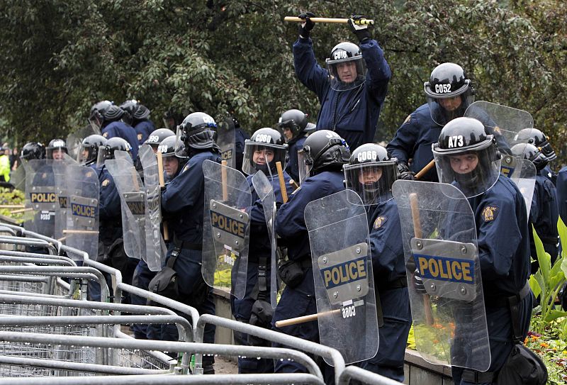 Los policías se preparan poco antes de que comenzaran los disturbios en Toronto por la cumbre del G-20