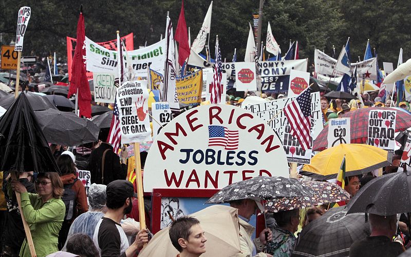 Un mar de pancartas en las calles de Toronto para protestar por la cumbre del G-20