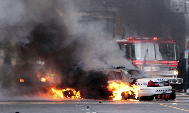 Un grupo de manifestantes ha incendiado un coche de Policía en las protestas por la cumbre del G-20 en Toronto, Canadá