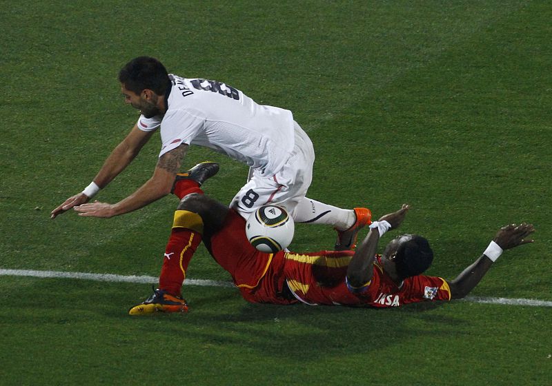 John Mensah derriba a Dempsey en el área y el colegiado pita el penalti que ha supuesto el gol de EE. UU.