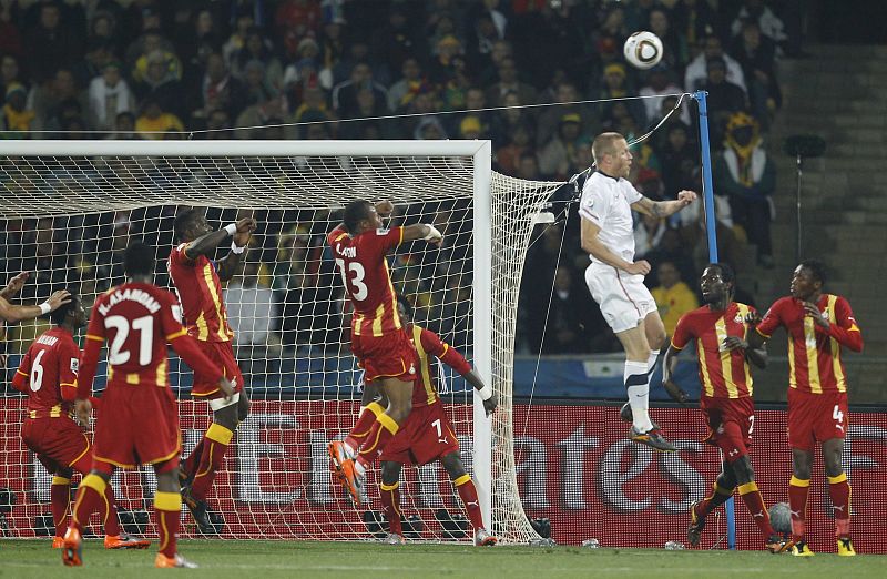 DeMerit pugna un balón en el área de Ghana que ha conseguido por primera vez en su historia clasificarse para cuartos de final.