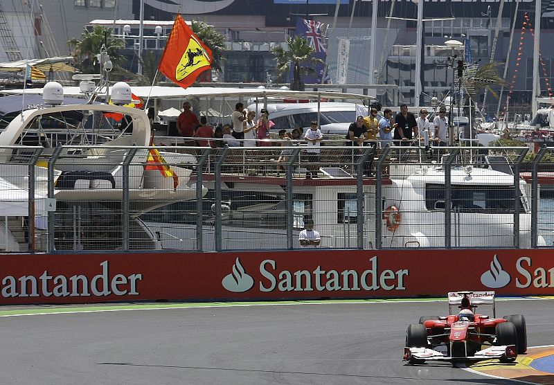 Alonso circula frente a los aficionados de Ferrari, disfrutando de la carrera desde un yate.