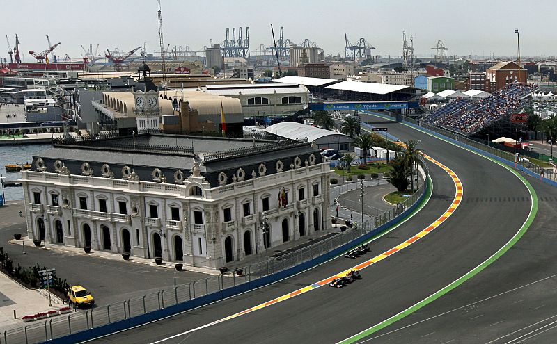 Dos monoplazas circulan por el Circuito Urbano de Valencia.