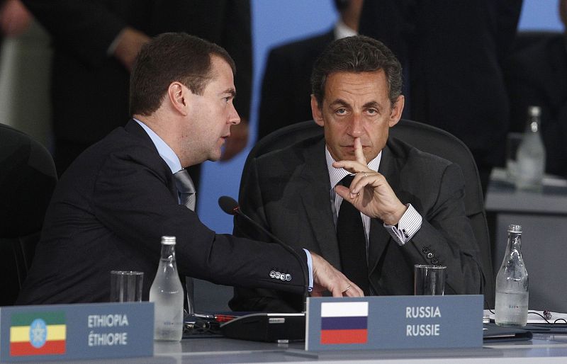 El presidente ruso, Dmitry Medvedev, conversa con el presidente francés, Nicolas Sarkozy, durante la cumbre del G-20 en Toronto