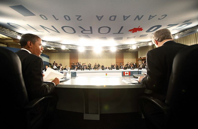 El presidente de EE.UU., Barack Obama, a la izquierda, conversa con el primer ministro canadiense, Stephen Harper, durante la sesión plenaria del G-20