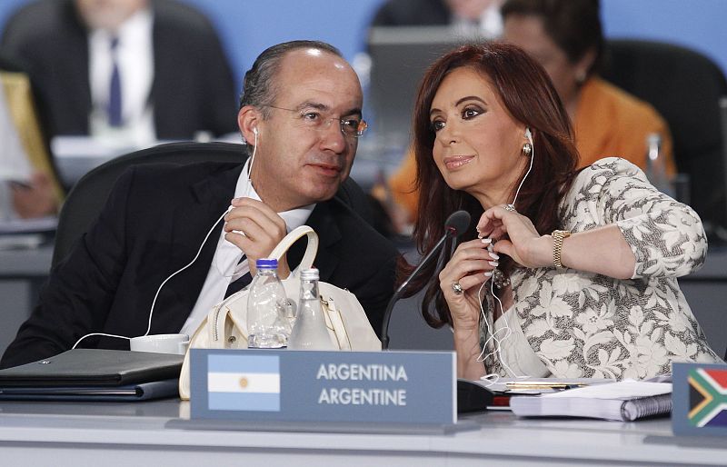 El presidente de México, Felipe Calderon, y la presidenta argentina, Cristina Fernández, hablan durante la apertura de la sesión plenaria del G-20 en Toronto.