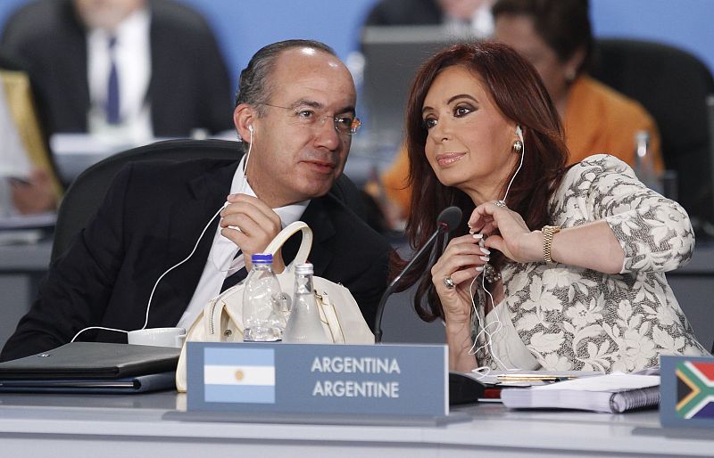 El presidente de México, Felipe Calderon, y la presidenta argentina, Cristina Fernández, hablan durante la apertura de la sesión plenaria del G-20 en Toronto.