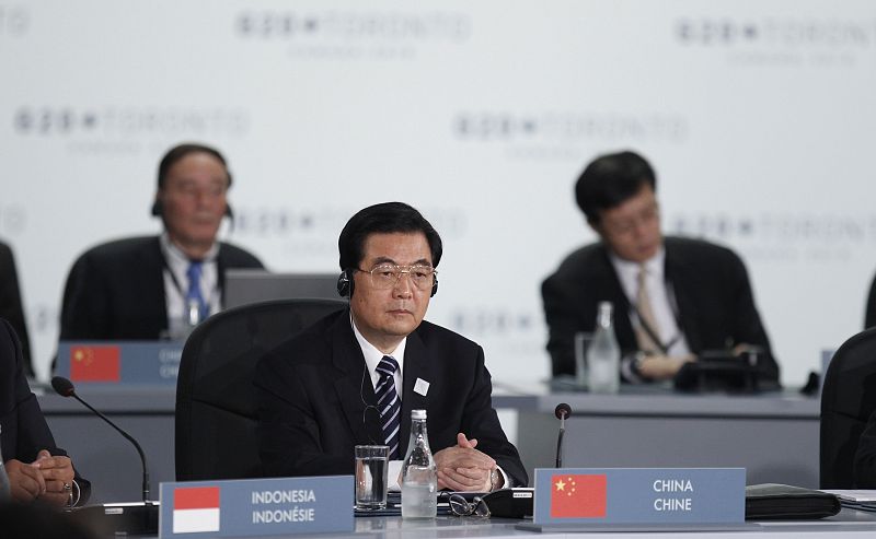 El presidente chino, Hu Jintao, escucha la traducción de la apertura de la sesión plenaria de la cumbre del G-20 en Toronto.