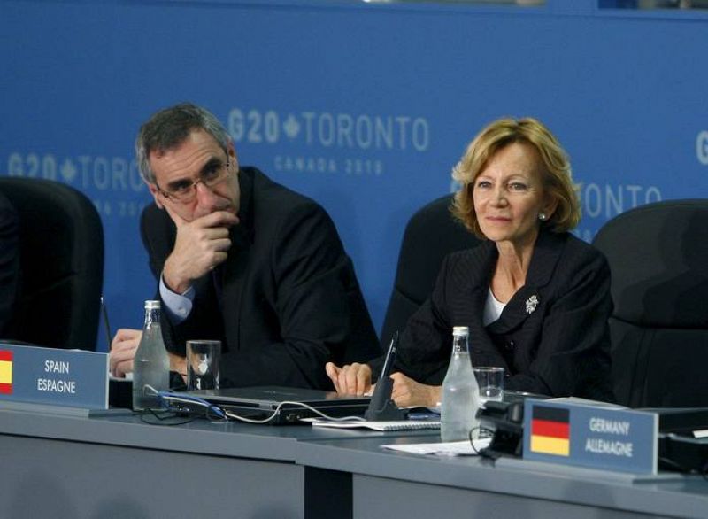 La ministra de Economía de España, Elena Salgado (d), junto al director del Departamento de Política Económica de la Oficina de Presidencia, Javier Vallés, durante la sesión plenaria del G-20