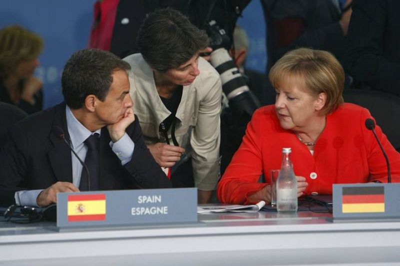 Rodríguez Zapatero, que en esta imagen aparece con Angela Merkel, defendió la reforma laboral española en el discurso que dio en la cena inaugural del G-20 en Toronto.