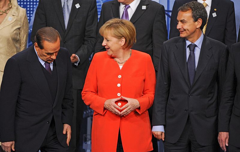 La canciller alemana Angela Merkel (c) habla con el primer ministro italiano Silvio Berlusconi (i) y el primer ministro español José Luis Rodríguez Zapatero (d) durante la foto de familia de la cumbre del G20