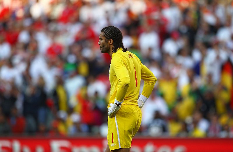 El portero inglés David James se lamenta tras el segundo gol de Alemania durante el partido de octavos de final del Mundial de Sudáfrica 2010