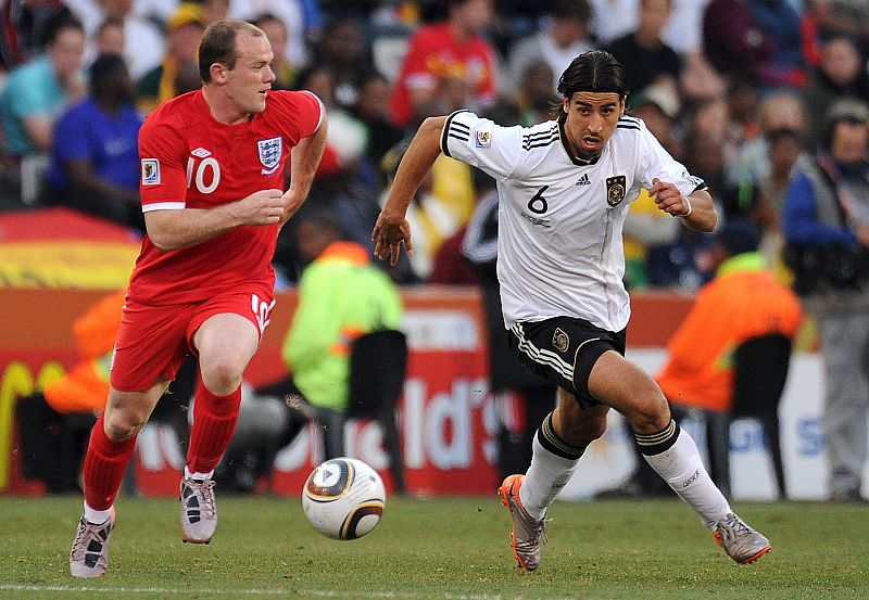 El jugador inglés Wayne Rooney (i) lucha por el balón con el alemán Sami Khedira (d) durante el partido de octavos de final del Mundial