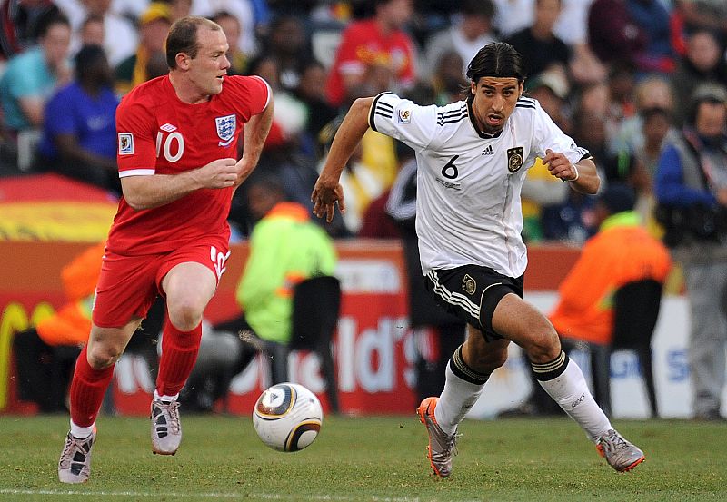 El jugador inglés Wayne Rooney (i) lucha por el balón con el alemán Sami Khedira (d) durante el partido de octavos de final del Mundial