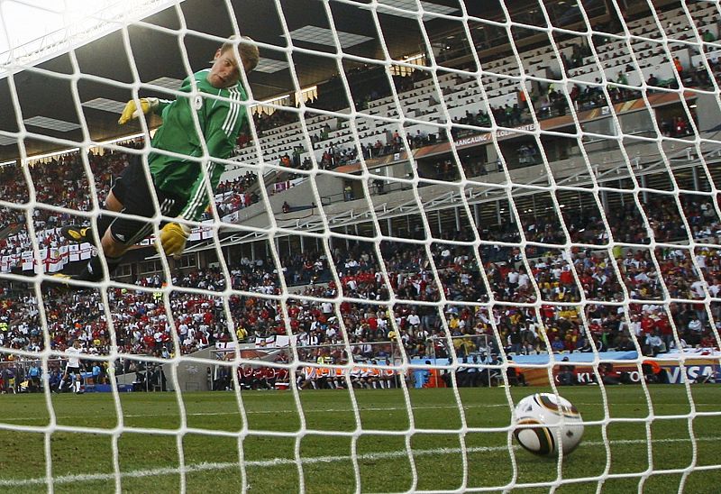 El portero alemán, Manuel Neuer, ve como el balón atraviesa la portería.