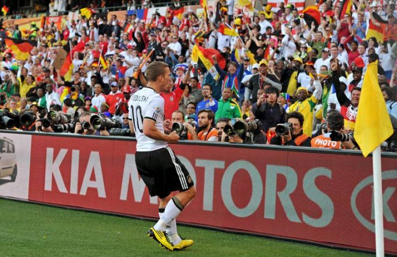 El alemán Lukas Podolski celebra su gol, el 2-0 contra Inglaterra, durante el partido de octavos de final del Mundial de Sudáfrica 2010