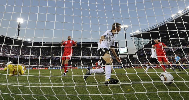 Mueller celebra su cuarto gol ante Ingleterra, que queda eliminada del Mundial.