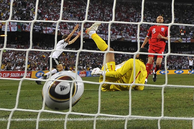 El jugador alemán Thomas Mueller celebra el tercer gol que encaja a Inglaterra, que ha quedado eliminada.