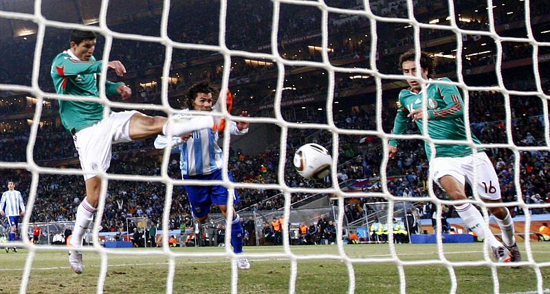 El primer gol de Argentina, obra de Tévez, llegó en fuera de juego e indignó al equipo mexicano.