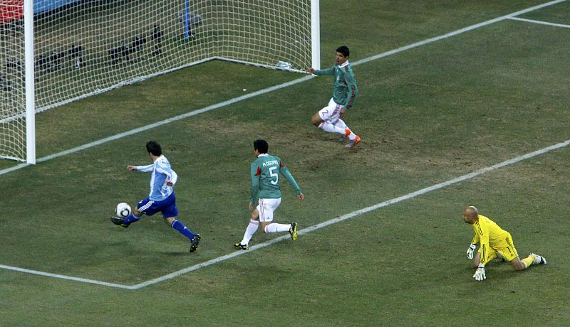 Higuaín regateó muy hábilmente a Sergio Romero para lograr el 2-0, que ponía los cuartos de final a tiro para los de Maradona.