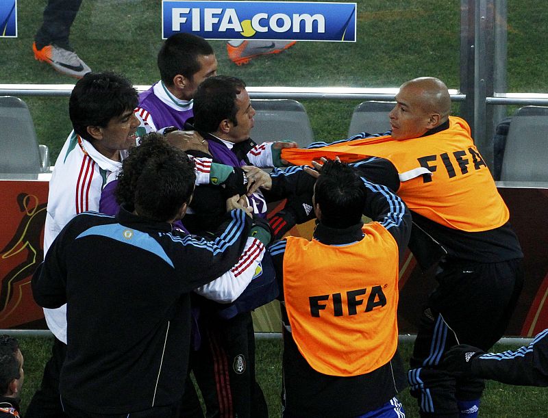 Desde el banquillo, los jugadores de México y Argentina se enzarzaron en una discusión por el polémico primer gol de Argentina.