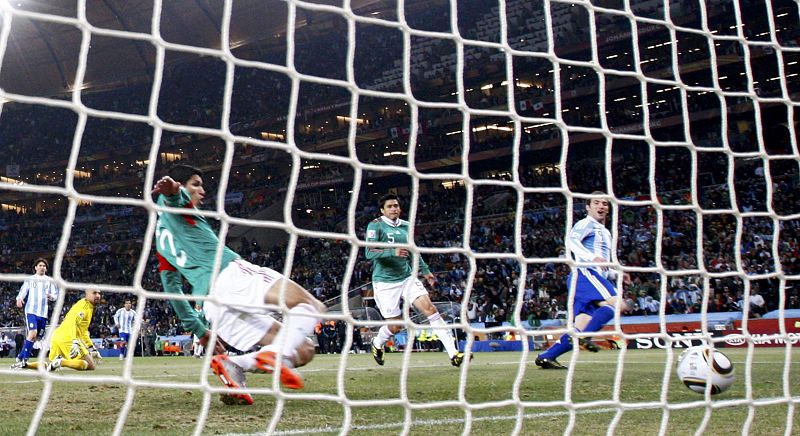 Siete minutos después del primer gol, Higuaín marcaba el segundo aprovechando un grave error de la defensa mexicana.