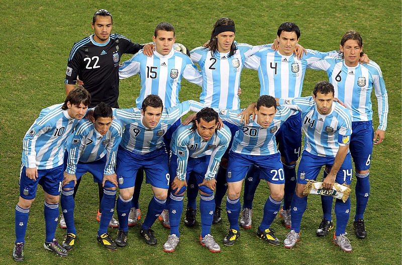 Los jugadores de la selección argentina Sergio Romero, Nicolas Otamendi, Martin Demichelis, Nicolas Burdisso, Gabriel Heinze, Lionel Messi, Angel Di Maria, Gonzalo Higuain, Carlos Tevez, Maxi Rodriguez, y Javier Mascherano, posan antes del partido.