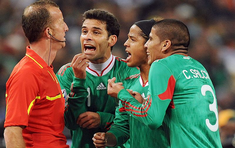 Rafael Marquez (2i),Giovani dos Santos (2d) y Carlos Salcido (d) discuten con el juez de línea italiano Stefano Ayroldi (i) sobre el gol del argentino Carlos Tévez